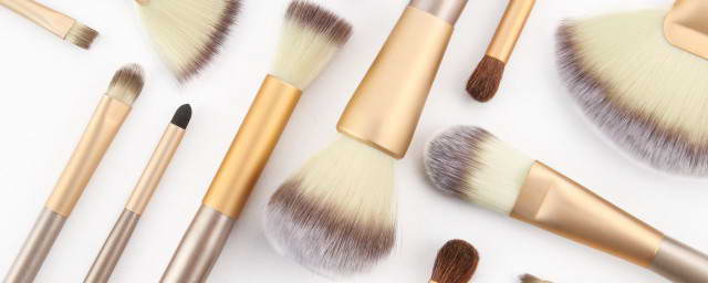 我市组织春季应征女青年上站体检